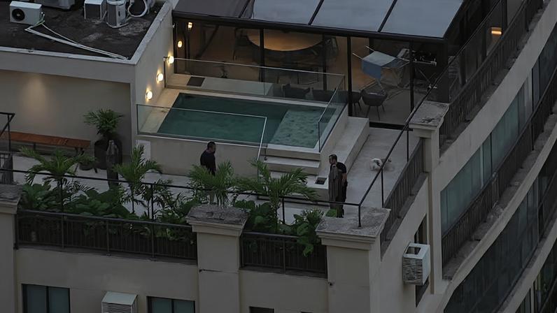 Cláudio Castro em cobertura na Barra da Tijuca. Ex-governador é alvo de buscas da Polícia Federal — Foto: Charles Júnior/ TV Globo