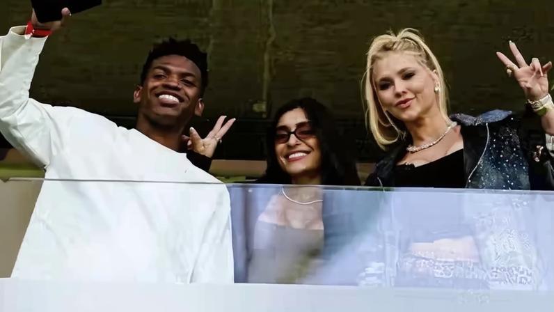 Virginia Fonseca vai ao estádio torcer por Vini Jr. com a mãe do atleta