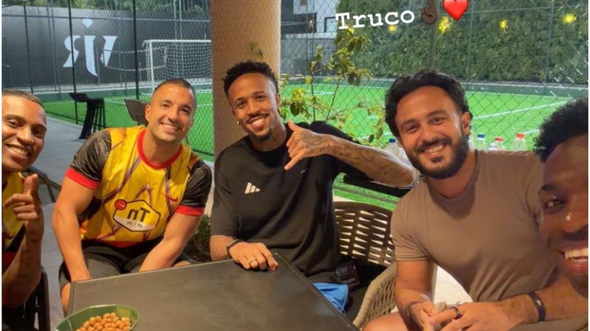 Vini Jr com os amigos — Foto: Reprodução/Instagram