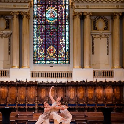 Brendan Fernandes anima auditório centenário de Chicago com dança