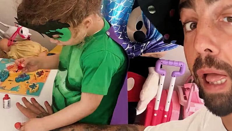 Pedro Scooby tem as unhas pintadas pela filha caçula, Aurora — Foto: Reprodução/Instagram
