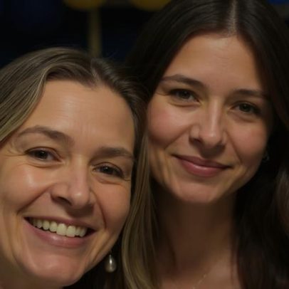 Bianca Castanho mostra álbum de formatura da filha nos EUA