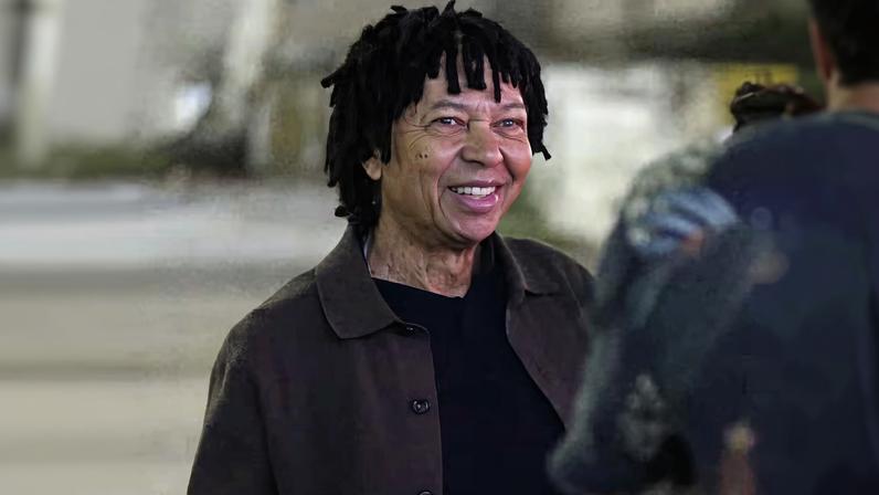 Djavan aparece com a família em peça de Gregório Duvivier