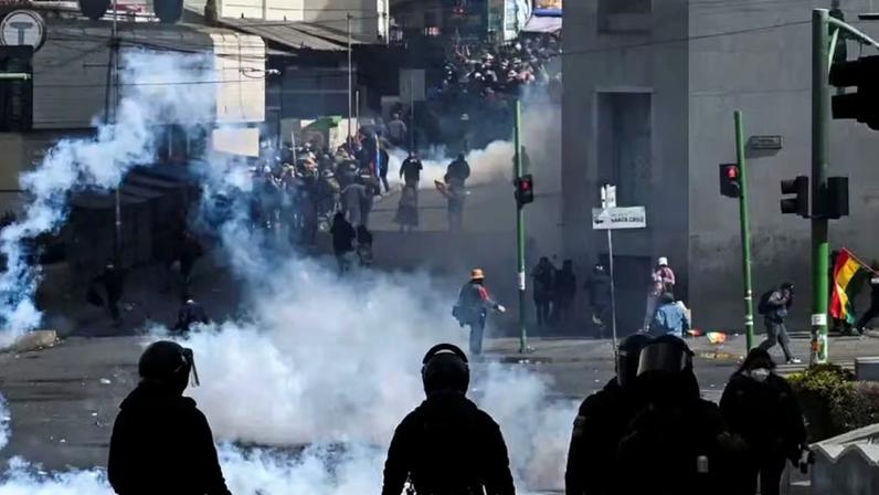 Nesta sexta, protestos terminaram em confronto em La Paz. — Foto: Claudia Moralez/Reuters