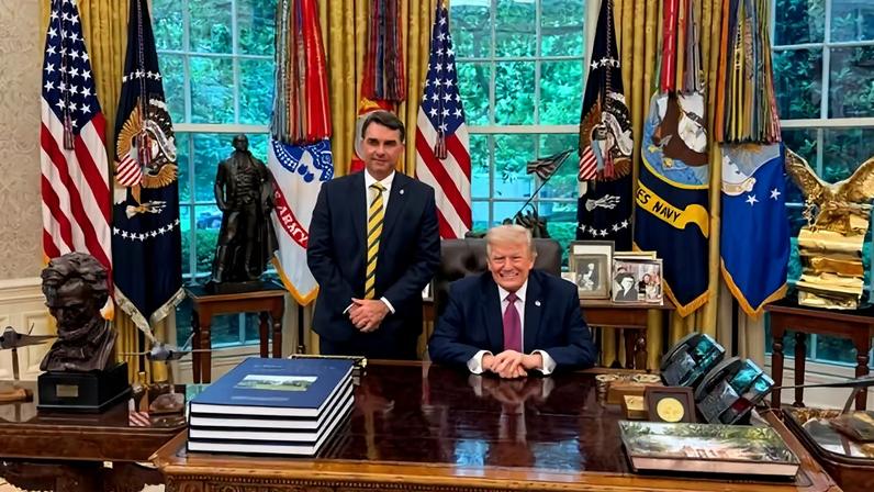 Senador Flávio Bolsonaro encontra o presidente dos EUA, Donald Trump — Foto: Divulgação