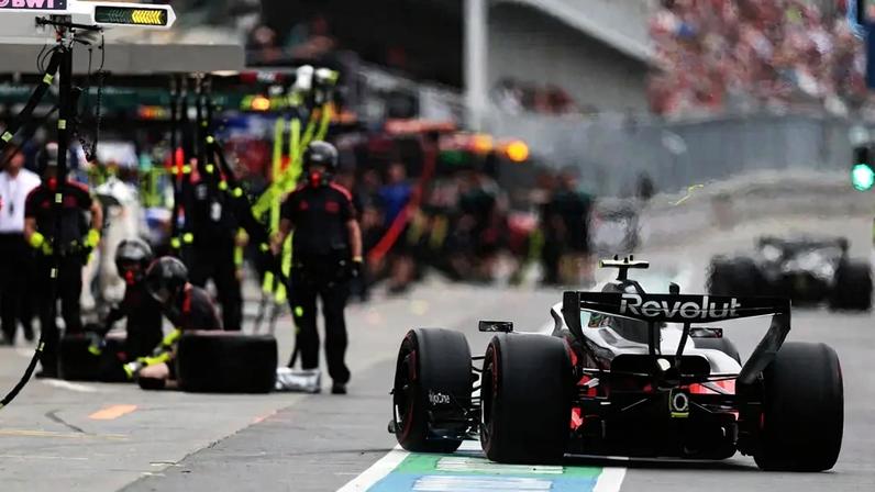 Gabriel Bortoleto vai aos boxes da Audi no GP do Canadá pela F1 2026 (Foto: Mark Thompson/Getty Images/AFP)