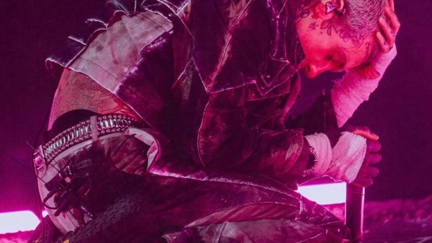 Oli Sykes sofre concussão após fã jogou telefone na cabeça durante show