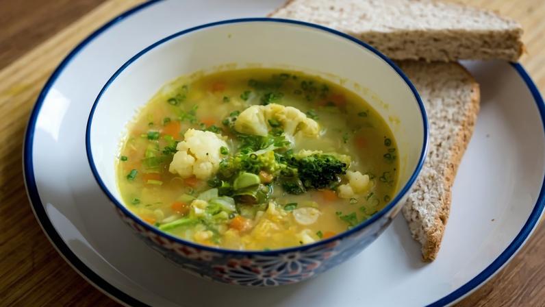 9 sopas detox fáceis e saudáveis para começar a semana
