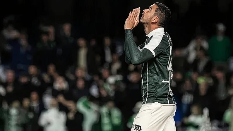Bruno Melo comemora gol do Coritiba contra o Bahia