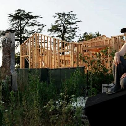 Kelly Akashi celebra a resiliência de Altadena após incêndios em LA