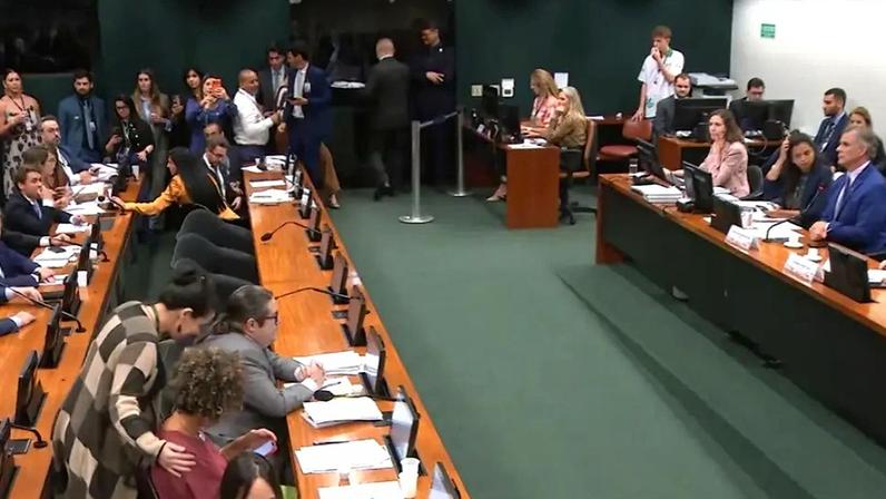 Adiamento ocorreu após pedido de mais tempo para análise de deputados da base governista. (Foto: reprodução/Youtube TV Câmara)