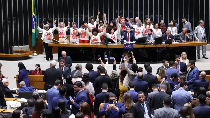Câmara aprova PEC que encerra escala 6x1 e reduz jornada para 40h