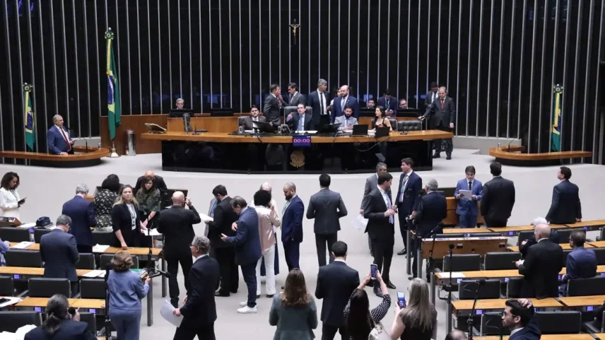Câmara aprova norma que reduz punições a partidos com contas rejeitadas