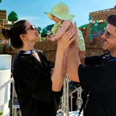 Camila Queiroz e Klebber Toledo compartilham fotos da filha em parque nos EUA
