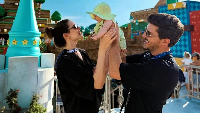 Camila Queiroz e Klebber Toledo compartilham fotos da filha em parque nos EUA