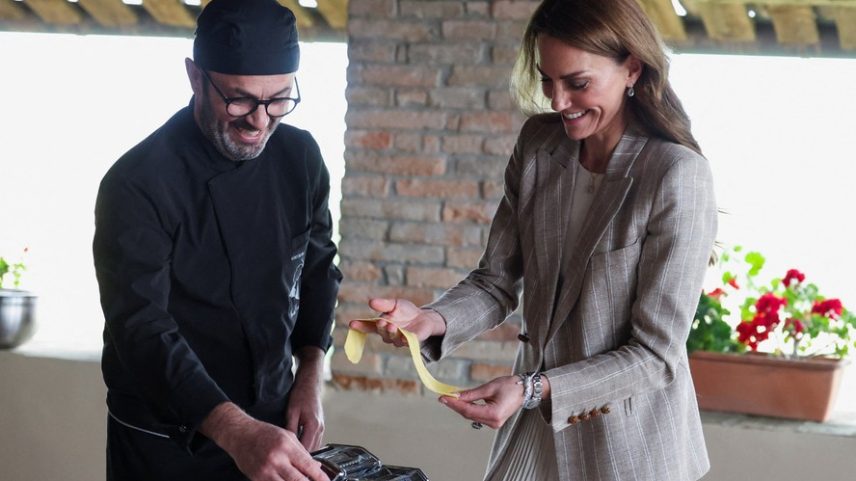 Kate Middleton prepara macarrão durante viagem à Itália