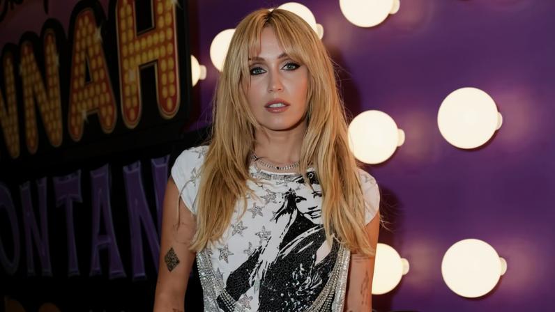 Miley Cyrus recebe estrela na Calçada da Fama e inaugura novo marco