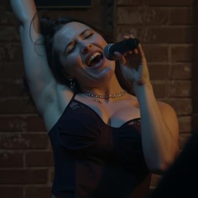 Ella Bright diz não saber cantar antes de viver Hannah Wells em Off Campus