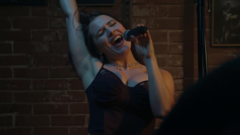 Ella Bright diz não saber cantar antes de viver Hannah Wells em Off Campus