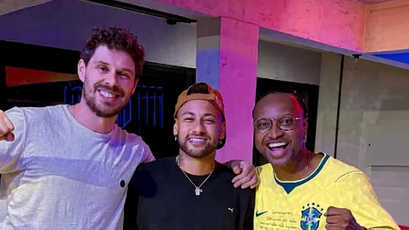 Neymar realiza festa com família e amigos para acompanhar convocação da Copa