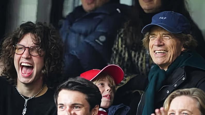 Lucas Jagger celebra vitória do Arsenal com foto rara ao lado do pai, Mick Jagger — Foto: Reprodução/Instagram