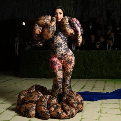 Cardi B exibe curvas em novos extremos no Met Gala 2026