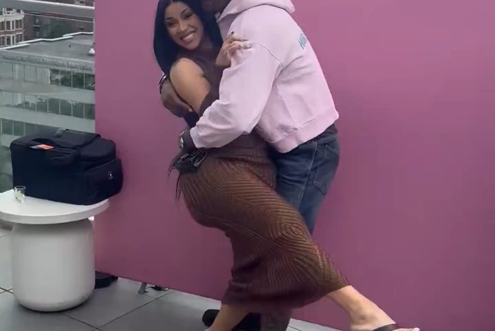 Cardi B e Stefon Diggs aparecem juntos em evento do Dia das Mães