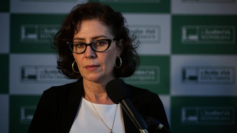 Justiça penhora bens de Carla Zambelli para pagar indenização de R$ 17,7 mil