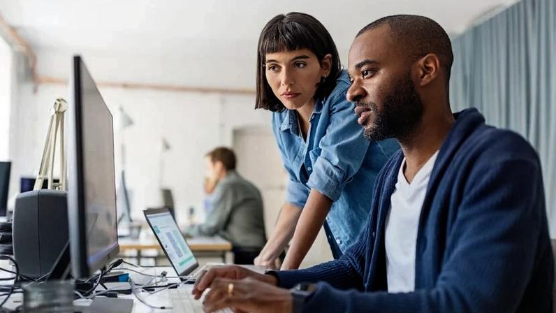 Mulheres e jovens da Geração Z lideram a mudança de exigências no mercado corporativo