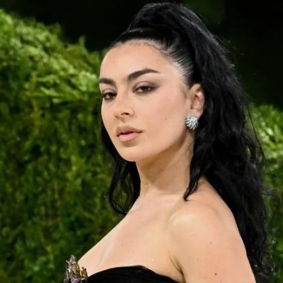 Charli XCX lança synth SS26 celebrando primavera e verão