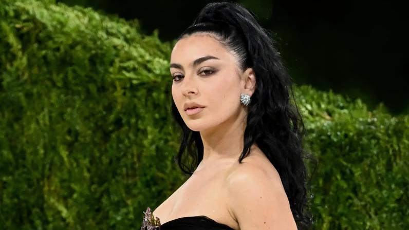 Charli XCX lança synth SS26 celebrando primavera e verão