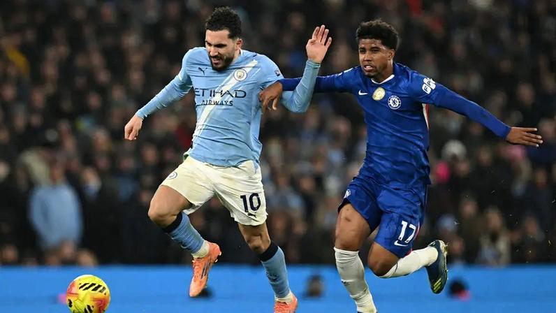 Rayan Cherki e Andrey Santos disputam bola em Manchester City x Chelsea pela Premier League (Foto: Oli SCARFF / AFP)