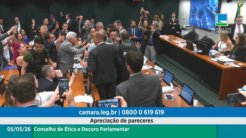 Sessão aprova punição a deputados sob confronto e intervenção policial