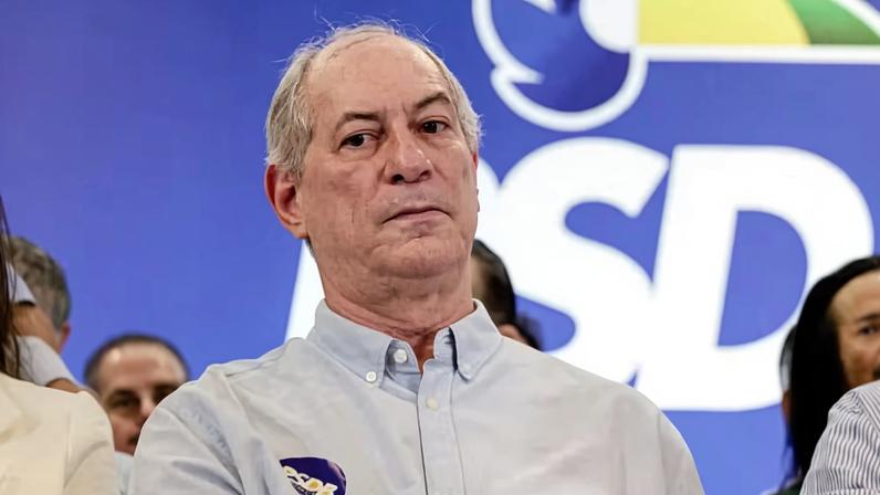 Ciro Gomes se filia ao PSDB ao lado de lideranças da oposição no Ceará — Foto: Thiago Gadelha/SVM