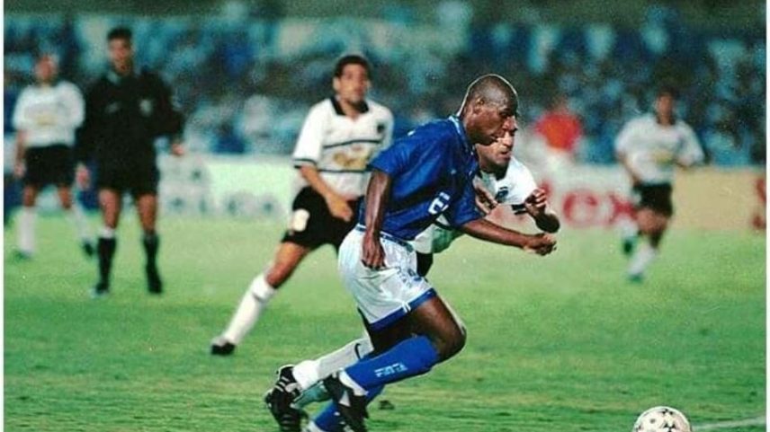 Cleisson em ação pelo Cruzeiro durante partida da Libertadores da América de 1997. (Foto: Cruzeiro)