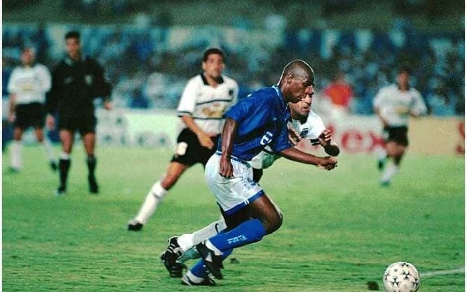 Cleisson em ação pelo Cruzeiro durante partida da Libertadores da América de 1997. (Foto: Cruzeiro)