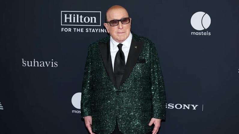 Clive Davis, 94, hospitalizado em NYC após problema respiratório