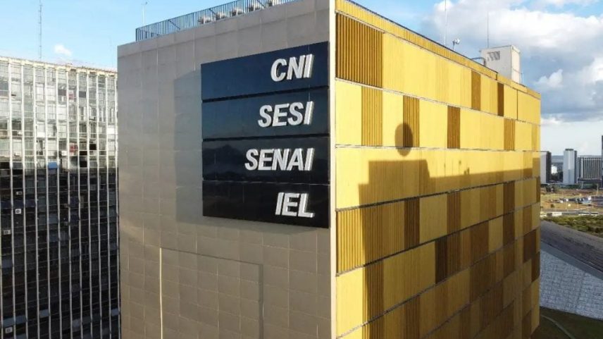 Indústria e varejo avaliam fim da taxa das blusinhas