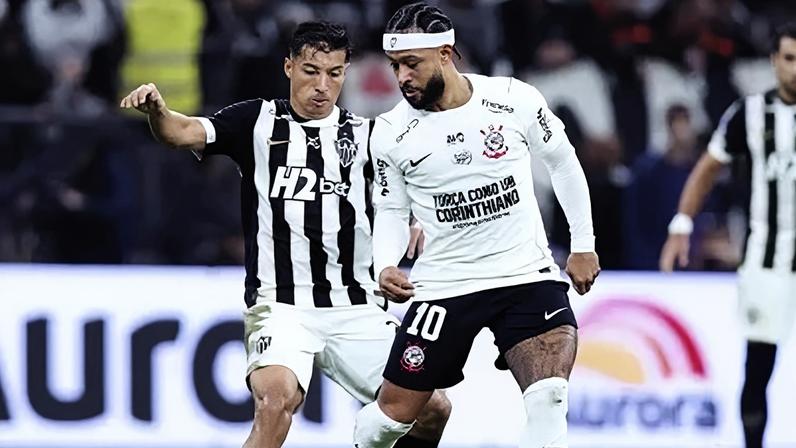 Memphis Depay em campo na partida entre Corinthians e Atlético-MG, pelo Brasileirão