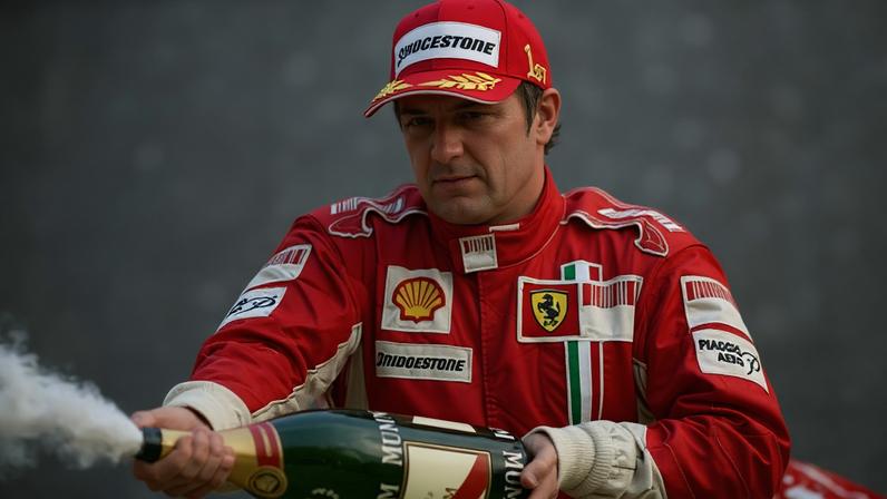 Kimi Raikkonen comemora vitória na F1 2007 (Foto: Acervo Lance!)