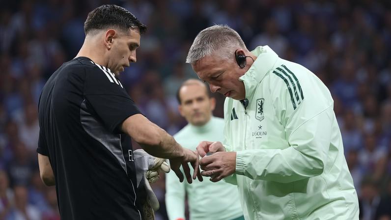 Dibu Martínez afirmou ter jogado final da Liga Europa com dedo quebrado