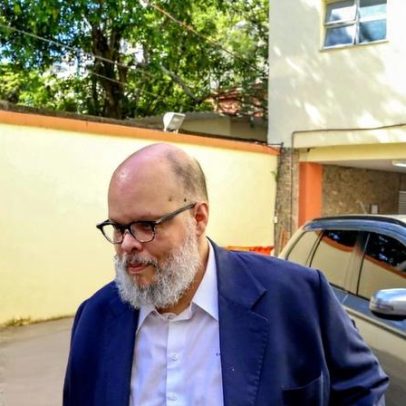 Ed Motta nega xingamento a funcionário após incidente com cadeira