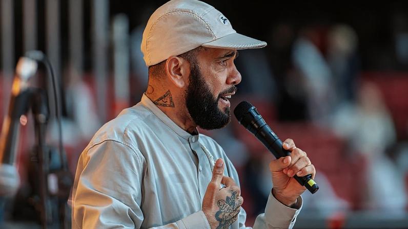 Daniel Alves participa de encontro cristão sobre liberdade