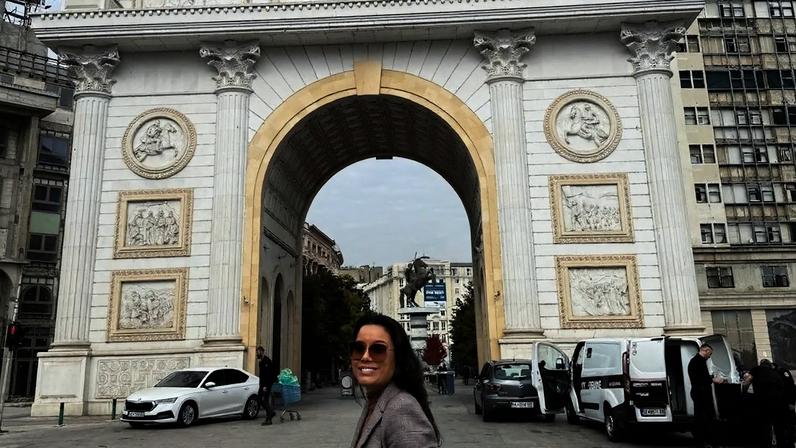 Daniela Filomeno na Ponte de Pedra, em Escópia, histórica travessia sobre o rio Vardar que liga a Praça da Macedônia ao Antigo Bazar • CNN Viagem & Gastronomia