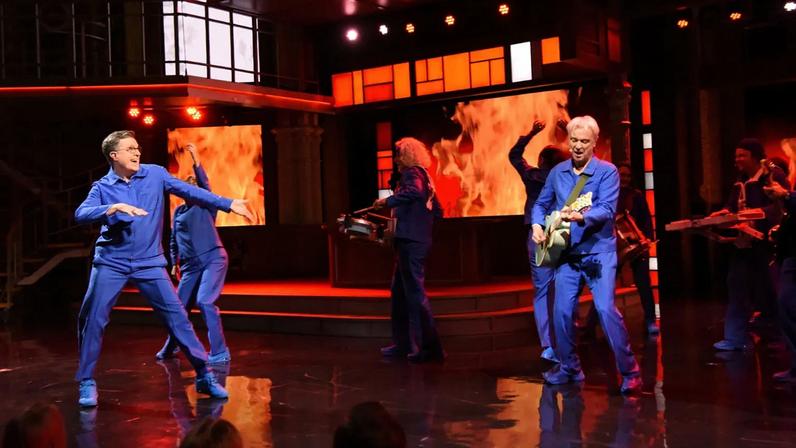 David Byrne e Stephen Colbert apresentam Burning Down the House