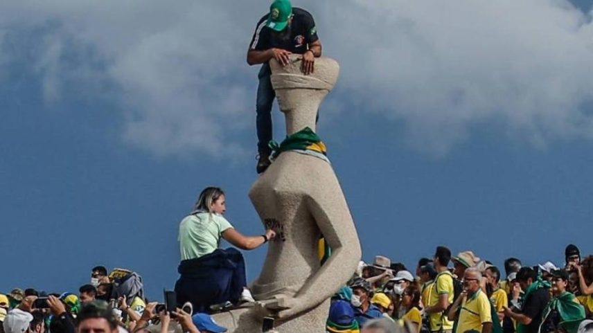 Débora Rodrigues dos Santos foi identificada pichando estátua da Justiça com um batom
