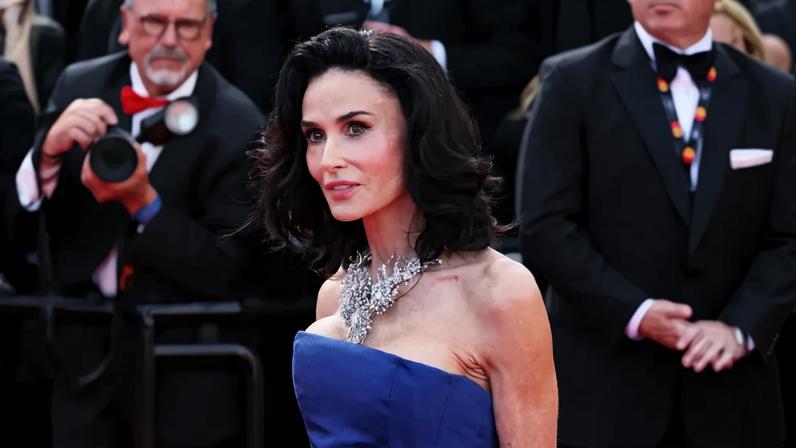 Demi Moore troca cabelo longo por ombro em Cannes