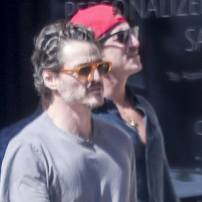 Pedro Pascal faz caminhada com o namorado Rafael Olarra, que está machucado