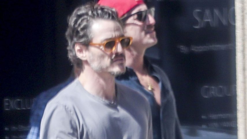 Pedro Pascal faz caminhada com o namorado Rafael Olarra, que está machucado