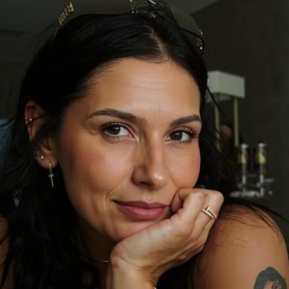 Ana Castela, solteira, brinca com desilusão amorosa na noite com a família